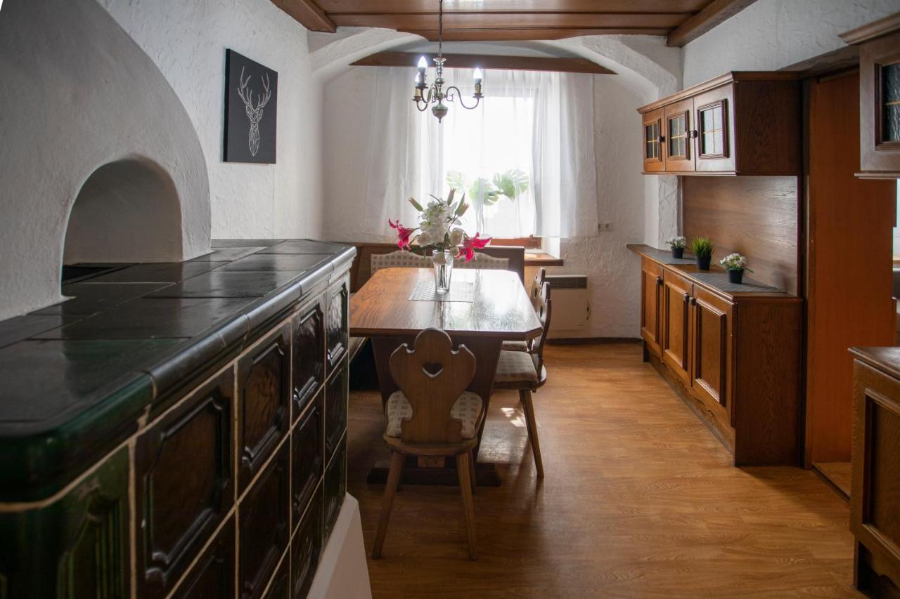 Traditional Old Town Apartment Hall in Tirol Exteriör bild