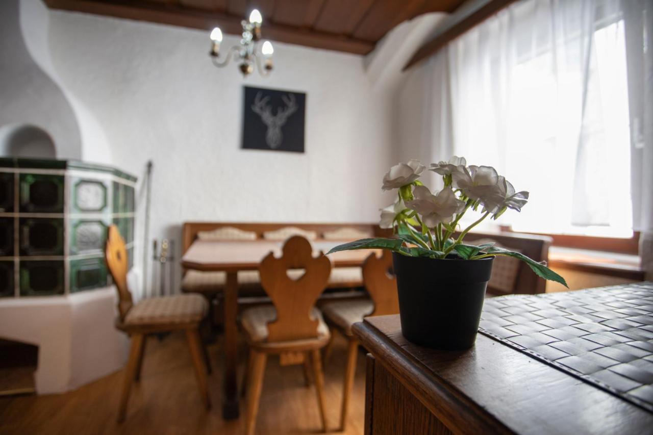 Traditional Old Town Apartment Hall in Tirol Exteriör bild