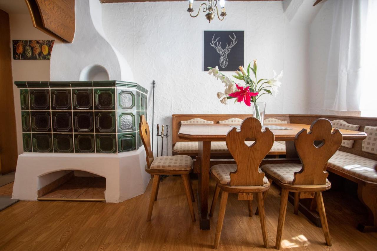 Traditional Old Town Apartment Hall in Tirol Exteriör bild