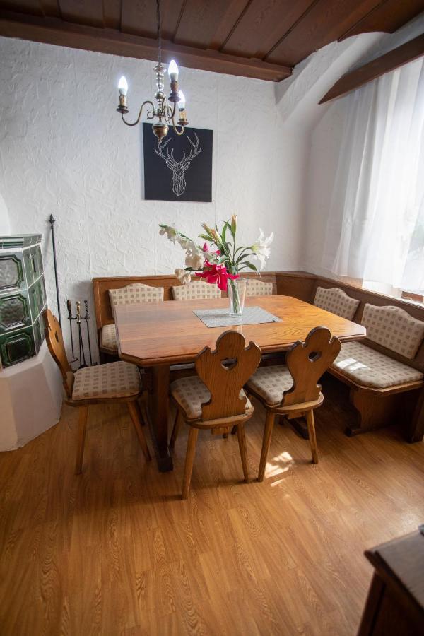 Traditional Old Town Apartment Hall in Tirol Exteriör bild