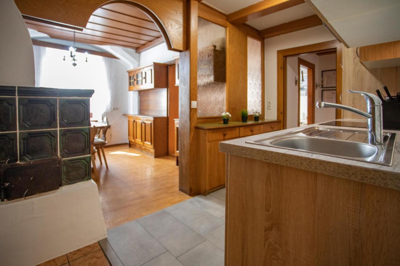 Traditional Old Town Apartment Hall in Tirol Exteriör bild